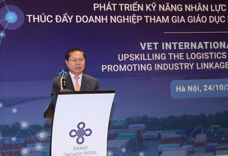 Deputy Minister of Labour, Invalids and Social Affairs Le Tan Dung speaks at the event.