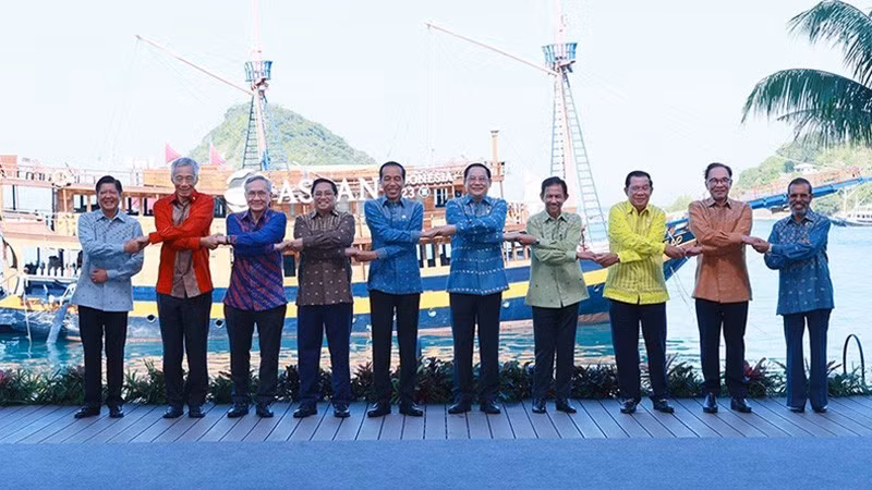 Vietnamese PM Pham Minh Chinh (fourth from left) and other ASEAN leaders pose for a group photo at the 42nd ASEAN Summit in Labuan Bajo town of Indonesia. (Photo: Duong Giang)
