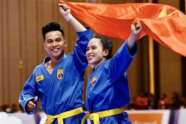 Nguyen Thi Hoai Nuong and Nguyen Hoang Du earn one gold for Vietnam in the women’s self-defence event of Vovinam (Photo: VNA)