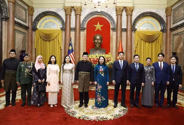At the reception for Malaysian Ambassador Tan Yang Thai, Acting President Xuan agrees with his proposal of stepping up delegation exchanges this year. (Photo: VNA)