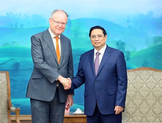 Prime Minister Pham Minh Chinh (R) and Minister-President of Lower Saxony Stephan Weil. (Photo: VNA)