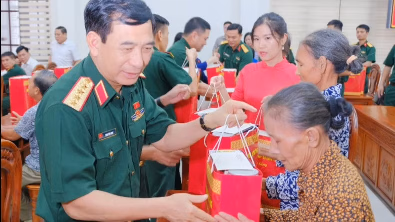 General Phan Van Giang presents gifts to policy beneficiary families in Thai Nguyen.