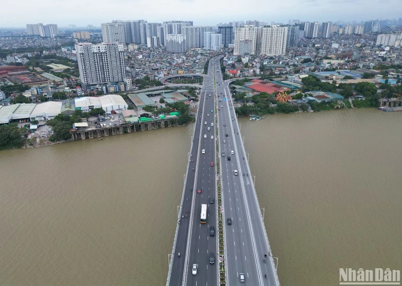 Vinh Tuy bridge phase 2 is located downstream of the Red River, parallel to the phase 1 bridge.