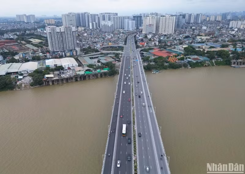 Vinh Tuy bridge phase 2 is located downstream of the Red River, parallel to the phase 1 bridge.