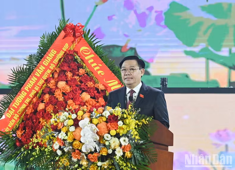 NA Chairman Vuong Dinh Hue speaks at the event. (Photo: NDO)