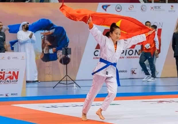Phung Thi Hue takes gold in the women's 45kg class at the Asian Jujitsu Championship. (Photo: thethao.sggp.org.vn)