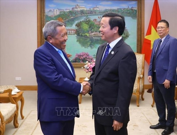 Deputy Prime Minister Tran Hong Ha (R) receives visiting Lao Minister of Technology and Communications Boviengkham Vongdara. (Photo: VNA) 
