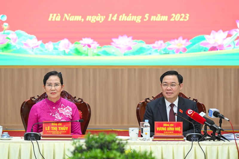 NA Chairman Vuong Dinh Hue speaks at the session.