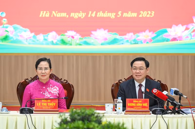 NA Chairman Vuong Dinh Hue speaks at the session.