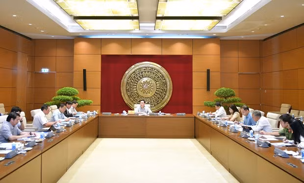 National Assembly Chairman Vuong Dinh Hue works with the organising committee of the 9th Global Conference of Young Parliamentarians. (Photo: VNA)