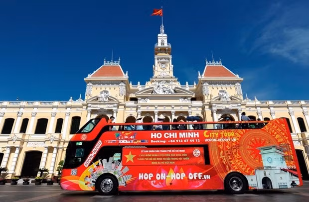  Tourists to Ho Chi Minh City take a city tour on a double-deck bus. (Photo: chinhphu.vn)