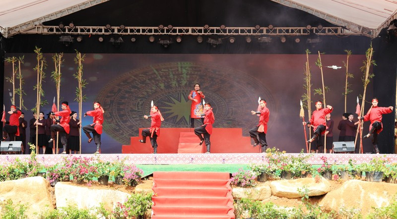 An art performance at the opening ceremony.