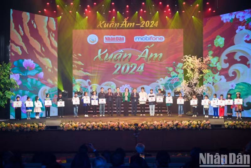 Gifts presented to policy beneficiary families and poor households. Gifts presented to policy beneficiary families and poor households.