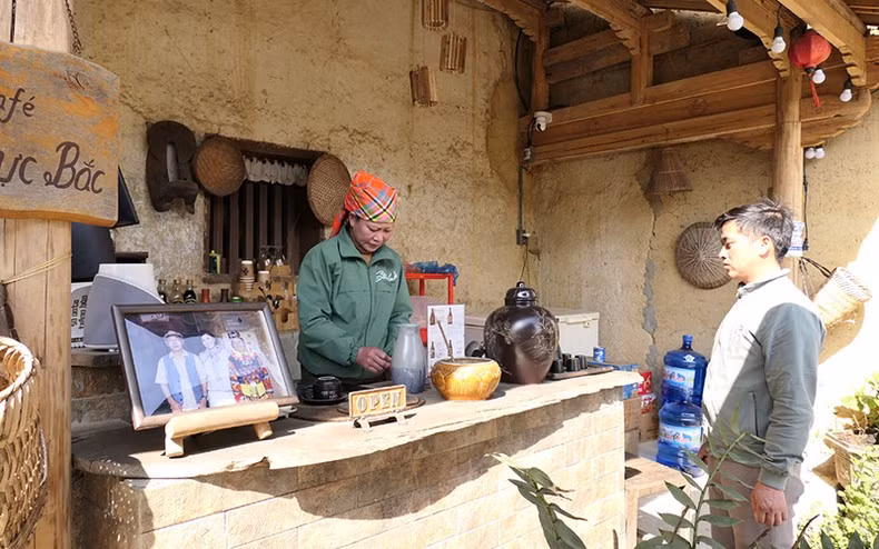 Being trained as a bartender, Lu Thi Van from Lo Lo Chai Village, Lung Cu Commune, Dong Van District opened the North Pole coffee shop, bringing a stable income for her family.