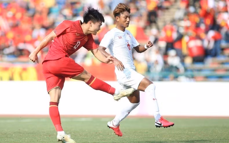 Ho Van Cuong scores a brace to help Vietnam beat Myanmar 3-1 in the SEA Games bronze medal match this afternoon. 