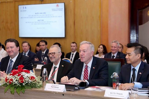 USABC President and CEO Ted Osius (second from right) speaks at the meeting on March 21. (Photo: VNA)