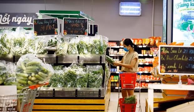 A customer at a WINCOMMERCE shopping mall (Photo: VNA)