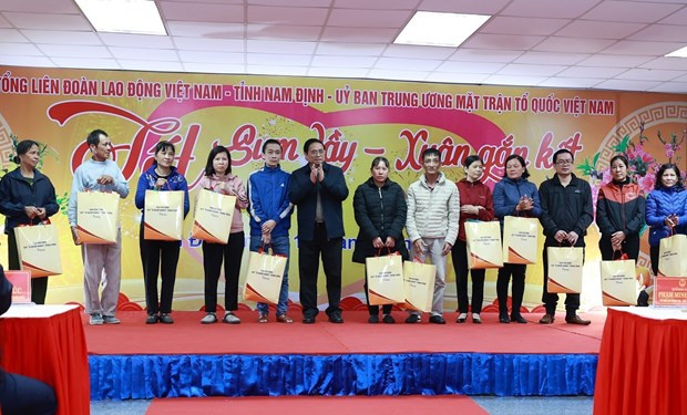 Prime Minister Pham Minh Chinh (centre) gives Tet gifts for workers in the northern province of Nam Dinh on January 15. (Photo: VNA)