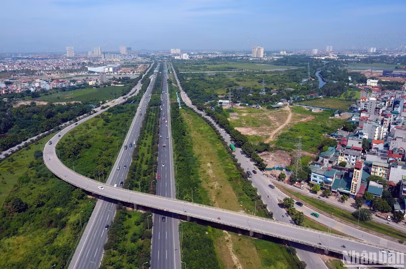 Thang Long Avenue is a route on the Hanoi-Hoa Binh-Son La-Dien Bien expressway, connecting the centre of Hanoi with the old National Highway 21A, now the starting point of the Ho Chi Minh Highway.