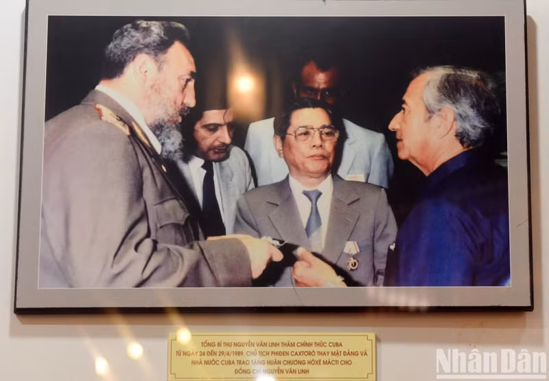 General Secretary Nguyen Van Linh paid an official visit to Cuba in April 1989. General Secretary Nguyen Van Linh paid an official visit to Cuba in April 1989.