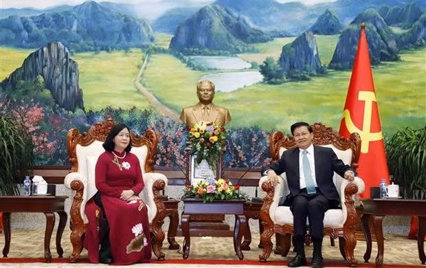 President of Laos Thongloun Sisoulith (R) receives Bui Thi Minh Hoai, Secretary of the Party Central Committee and Chairwoman of its Commission for Mass Mobilisation. (Photo: VNA) 