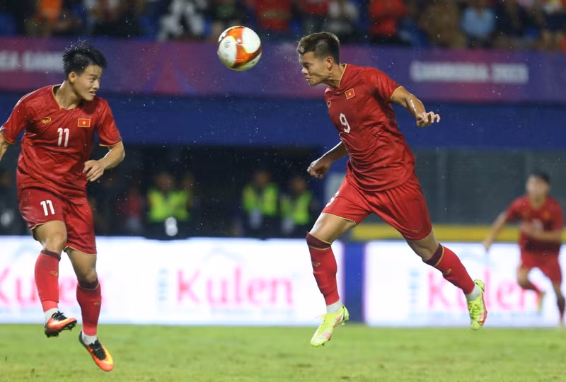 Vietnam’s forward Nguyen Van Tung scores their second goal during the Group B clash against Malaysia on May 8. (Photo: Zing News) 