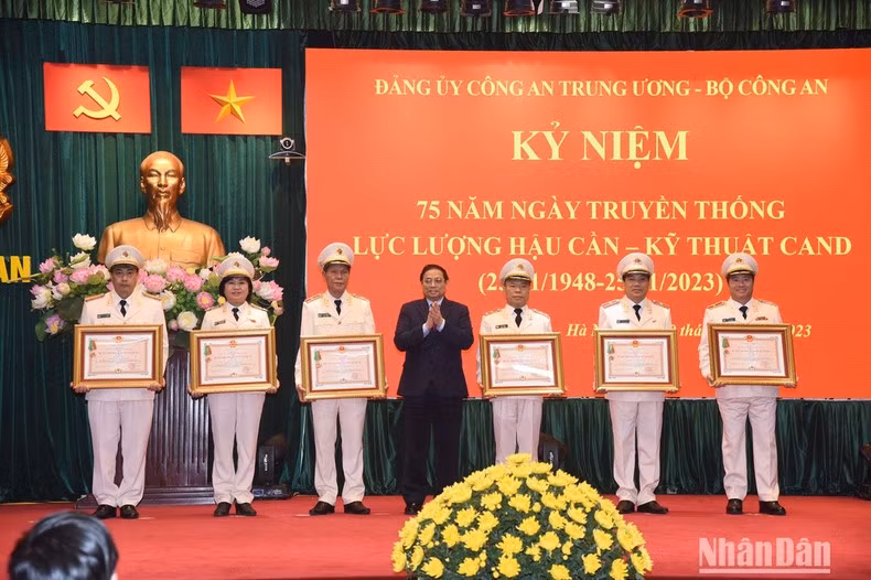 PM Pham Minh Chinh awards the Second- and Third-Class Fatherland Defence Orders to outstanding collectives.