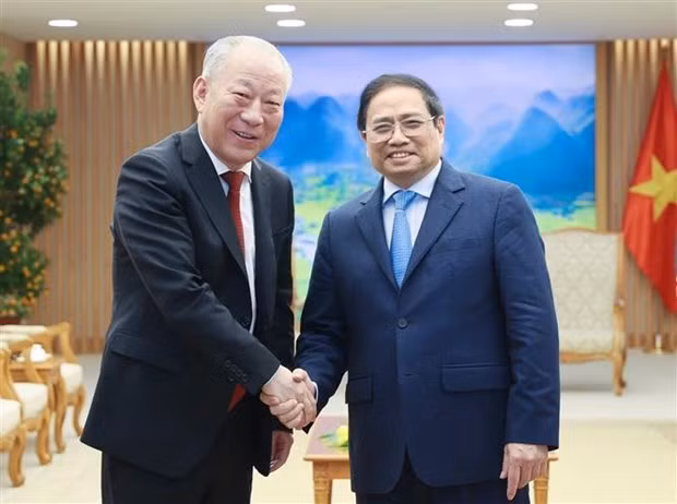 Prime Minister Pham Minh Chinh (R) and Yan Jiehe, Founder and Chairman of China Pacific Construction Group (Photo: VNA)