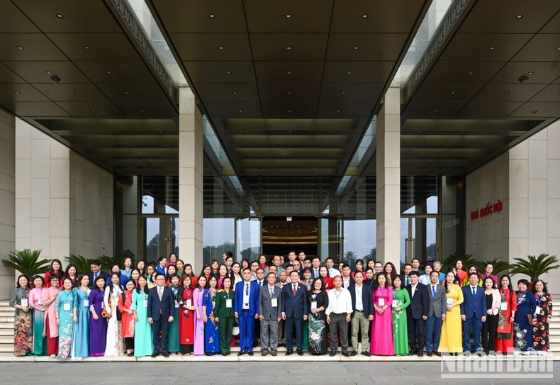 NA leader applauds performance by Vietnam Women Journalists' Club