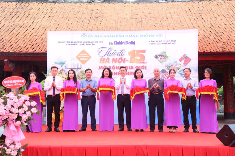 At the opening ceremony of the exhibition (Photo: hanoimoi.vn)