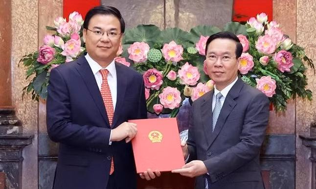 President Vo Van Thuong handed over a decision appointing Deputy Foreign Minister Pham Quang Hieu as Vietnamese Ambassador to Japan and the Republic of Marshall Islands. (Photo: VNA)
