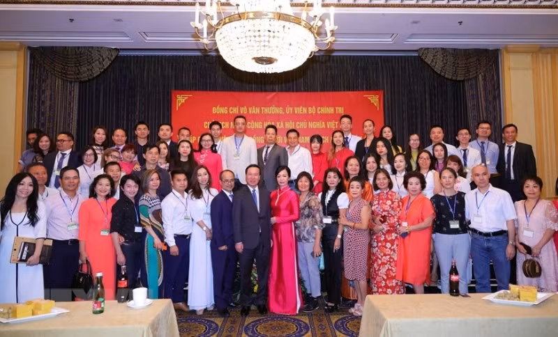 President Vo Van Thuong and representatives of the Vietnamese community in Austria and Europe pose for a group photo at a meeting in Vienna on July 23. (Photo: VNA) 