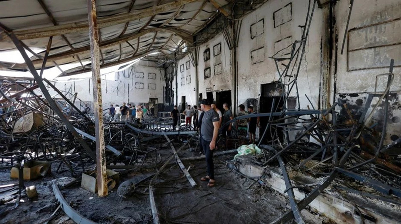 Locals can be seen walking through the debris of a wedding hall destroyed by a fire in Qaraqosh, in northern Iraq, on September 27. (Photo: Reuters)