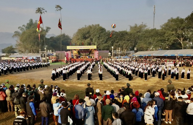 Muong gong performance with the participation of more than 500 artists.