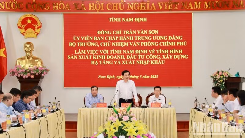 Minister and Chairman of the Government Office Tran Van Son speak at the session. 