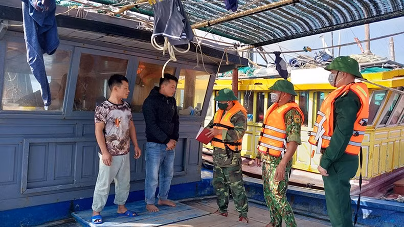 Border guards of Van Gia Port Border Gate Station inform fishermen about regulations against IUU fishing. (Photo: Luong Quang Tho)