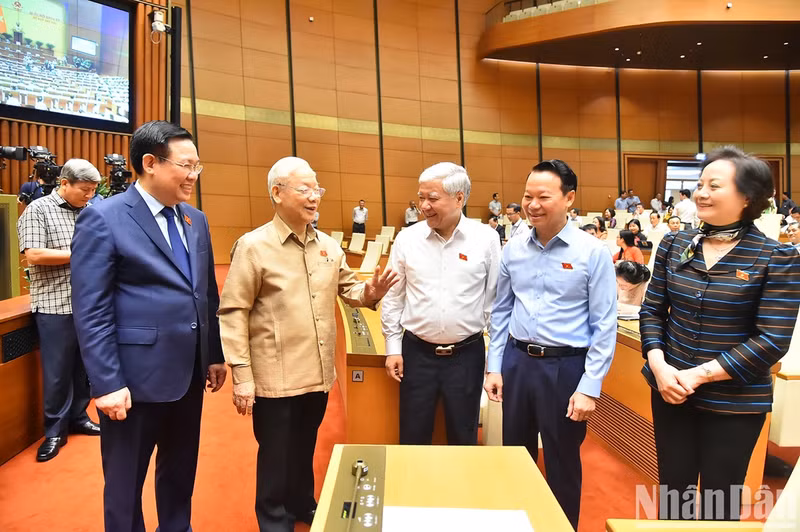 Party General Secretary Nguyen Phu Trong, Chairman of the National Assembly Vuong Dinh Hue, President of the Central Committee of the Vietnam Fatherland Front Do Van Chien and delegates at the meeting.