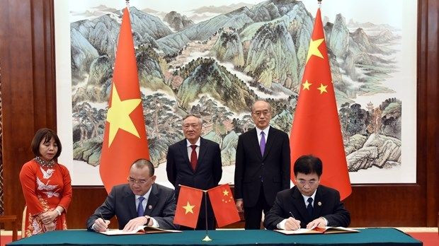Leaders of the Vietnamese and Chinese courts witness the signing ceremony of an MoU between the Court of the Guangxi Zhuang Autonomous Region, China and the People's Court of Quang Ninh Province, Vietnam. (Photo: VNA)