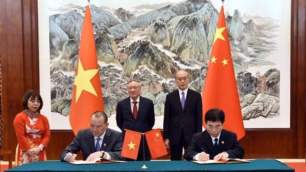Leaders of the Vietnamese and Chinese courts witness the signing ceremony of an MoU between the Court of the Guangxi Zhuang Autonomous Region, China and the People's Court of Quang Ninh Province, Vietnam. (Photo: VNA)