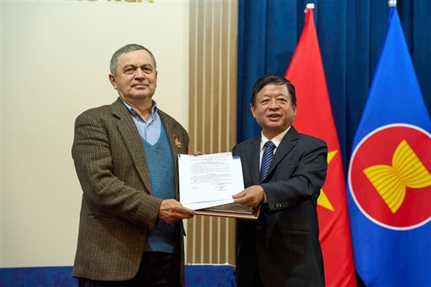 Chairman of the Union of Arts and Literature Associations of Vietnam Do Hong Quan (R) gives the insignia to Associate Professor Dr Anatoly Sokolov. (Photo: VNA)