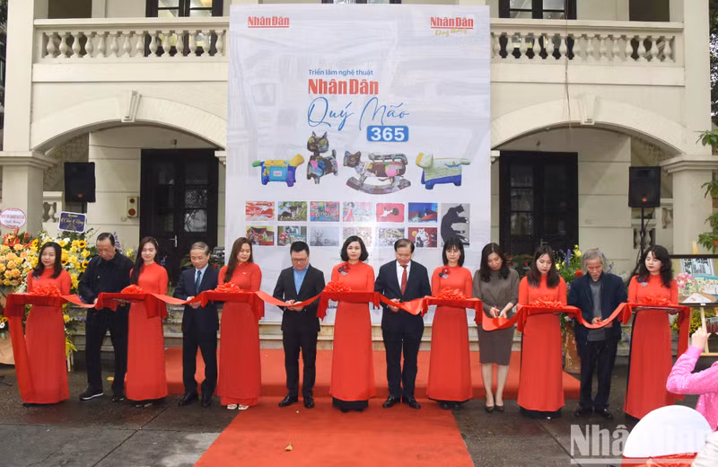 Delegates cut the ribbon to open the exhibition.