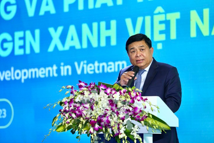 Minister of Planning and Investment Nguyen Chi Dung speaks at the event. (Photo: baodauthau.vn)