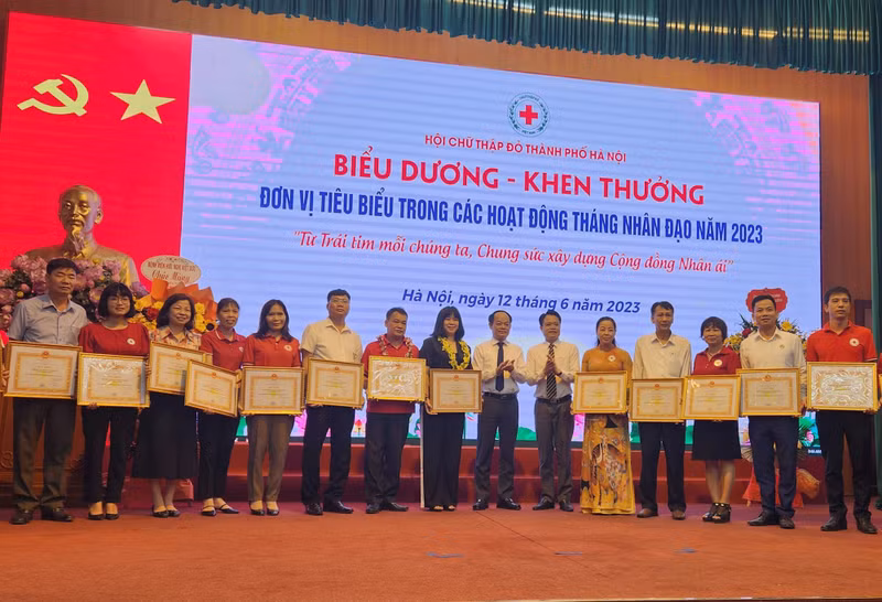 The outstanding individuals in voluntary blood donation were honoured at the conference (Photo: VNA)