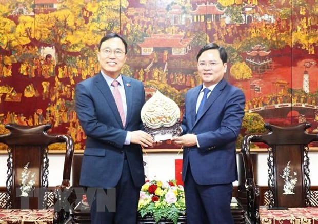 Secretary of the Bac Ninh Party Committee Nguyen Anh Tuan (R) presents a gift to RoK Ambassador to Vietnam Choi Youngsam at their meeting on September 11. (Photo: VNA)