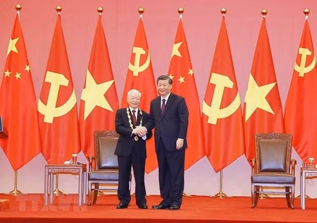General Secretary of the CPC Central Committee and President of China Xi Jinping presents China's Friendship Order to General Secretary of the CPV Central Committee Nguyen Phu Trong. (Photo: VNA)