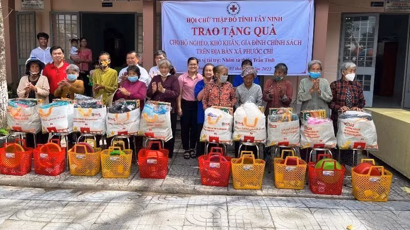Poor people in Phuoc Chi commune receive gifts. (Photo: NDO)
