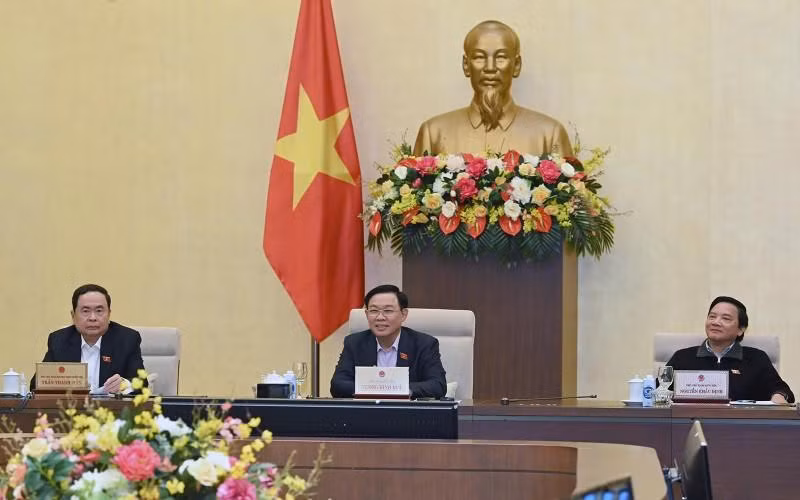 NA Chairman Vuong Dinh Hue (middle) attends the session. (Photo; NDO/Duy Linh)