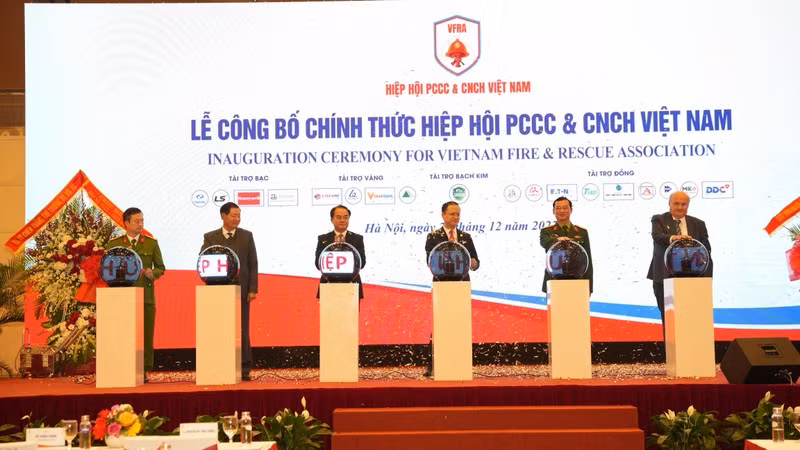 Delegates congratulates the VFRA at its launch ceremony.