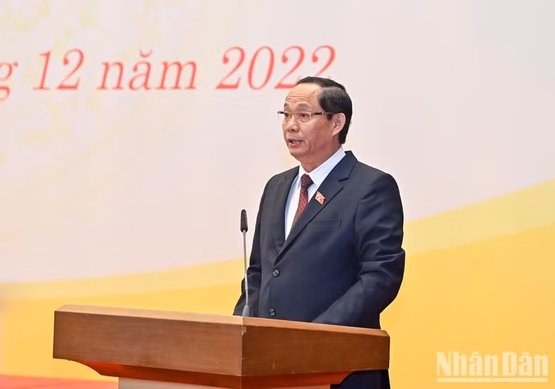 NA Vice Chairman Tran Quang Phuong delivers the opening speech.