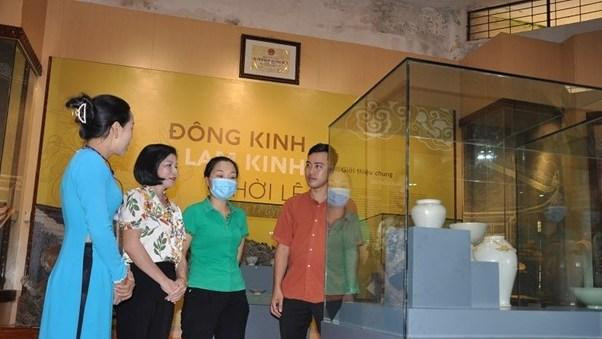 Visitors to the exhibition (baothanhhoa.vn)